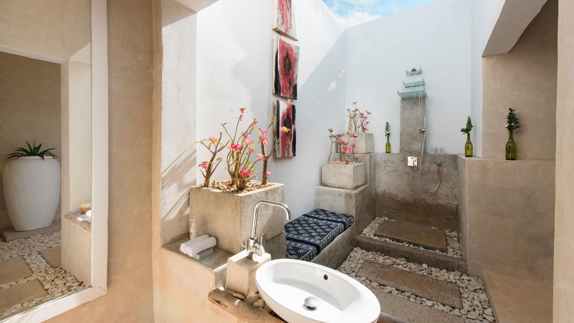 Constance-Aiyana-Pemba-Zanzibar-AB-Royal-Villa-Upstairs-Bathroom_HD
