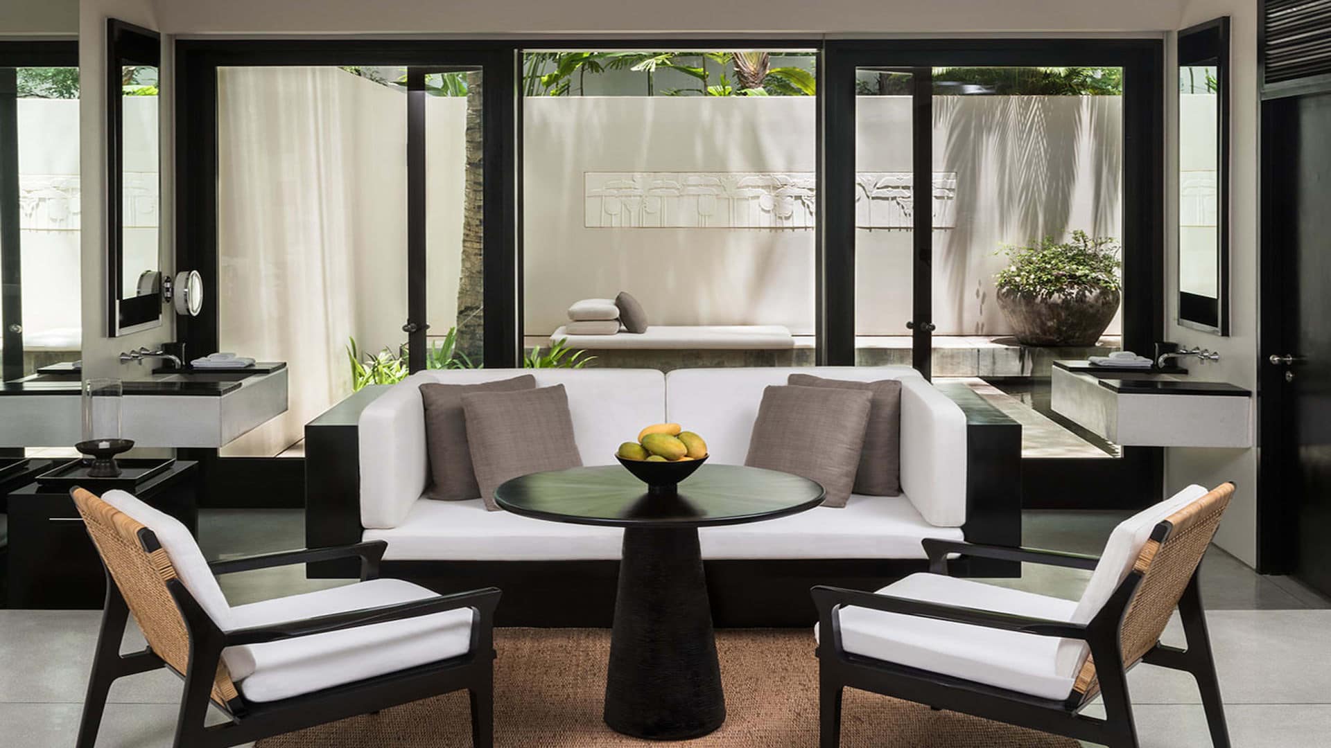 amansara-courtyard-suite-lounge-area